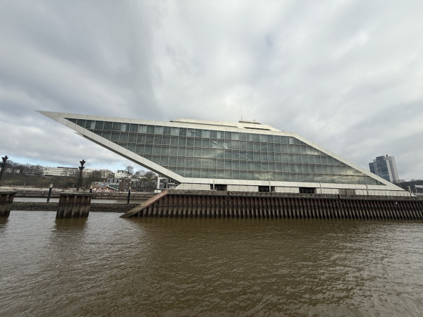 Eindrücke des Fähranlegers Dockland (Fischereihafen) Elbfähre